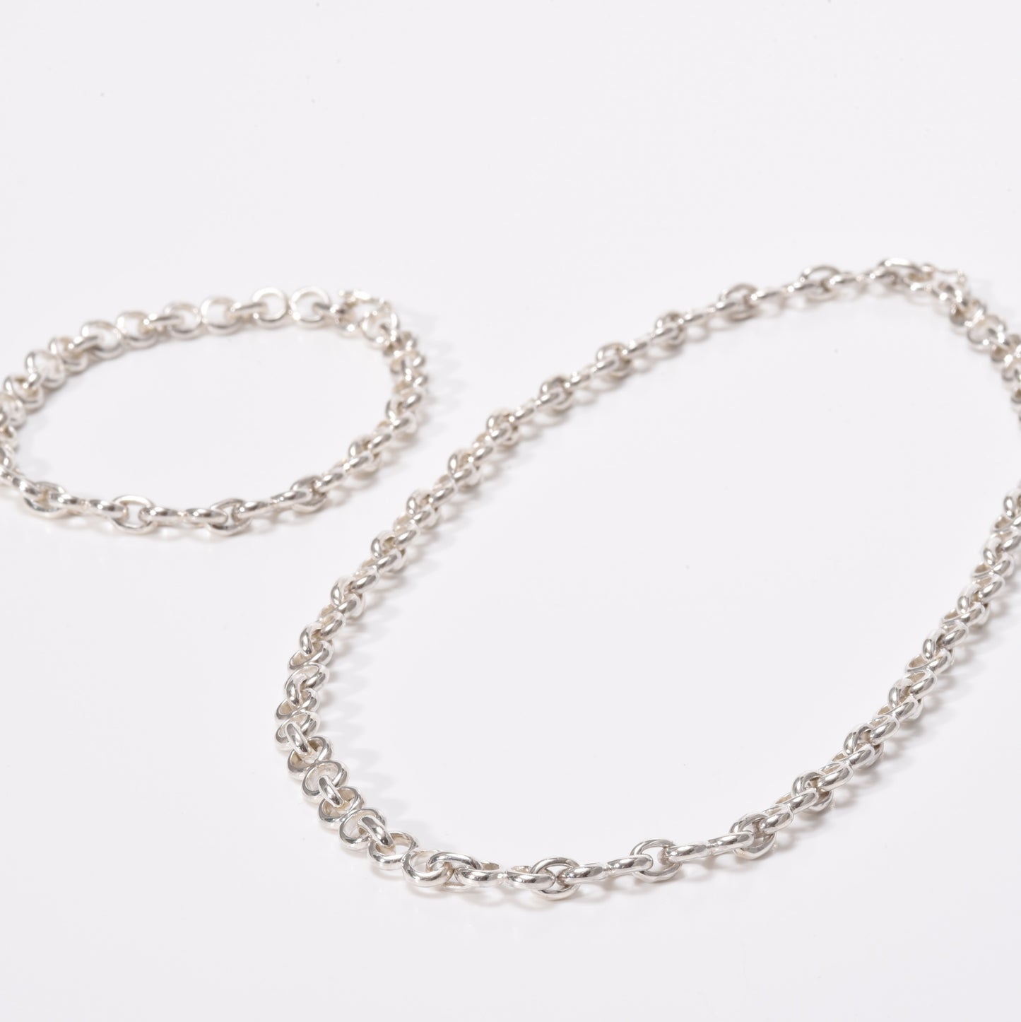 figure 8 chain bracelet